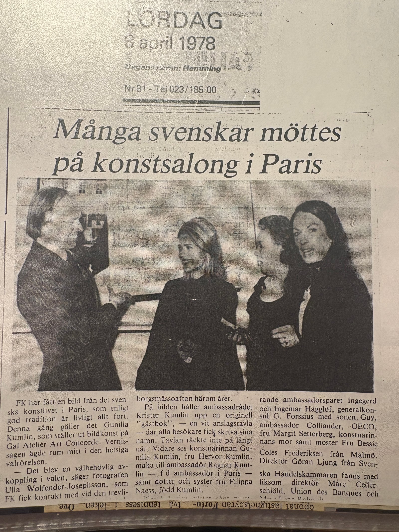 Gunilla och besökare vid en vernissage i Paris, ur ett tidningsklipp från 1978